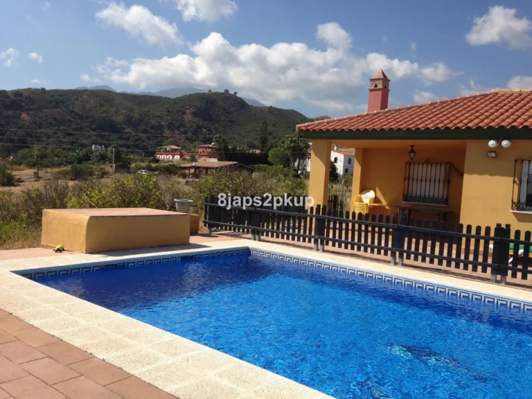 R3176419 | Detached Villa in Estepona – € 420,000 – 3 beds, 1 baths