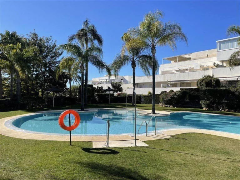 R4256656 | Middle Floor Apartment in Nueva Andalucía – € 310,000 – 3 beds, 2 baths