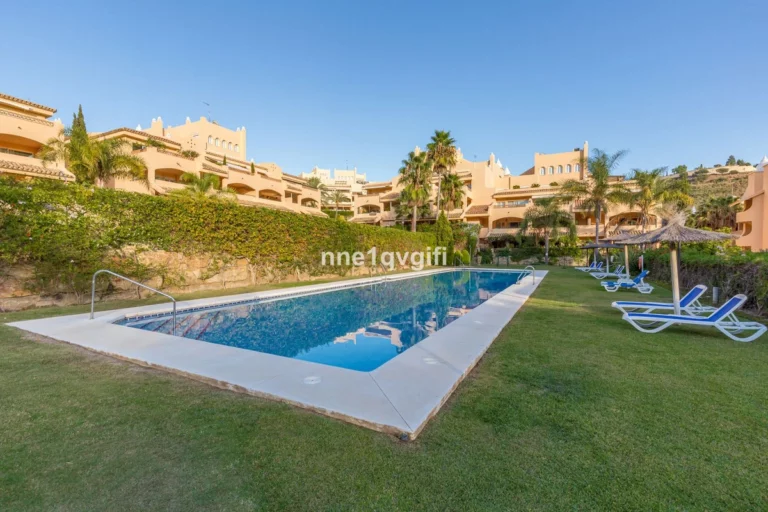 R4288261 | Middle Floor Apartment in Elviria – € 285,000 – 2 beds, 2 baths