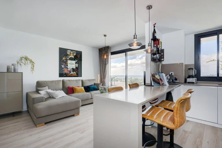 R4290562 | Middle Floor Apartment in Estepona – € 585,000 – 3 beds, 2 baths