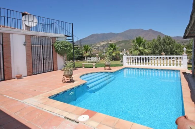 R4114726 | Detached Villa in Estepona – € 339,000 – 2 beds, 2 baths
