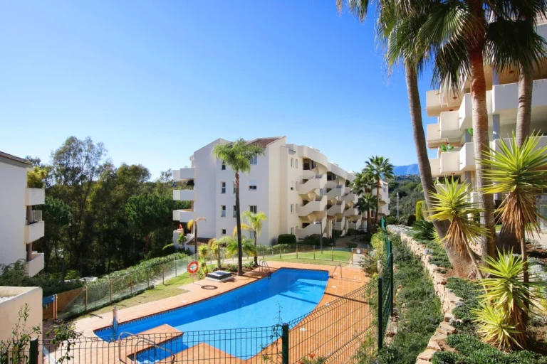 R4292023 | Middle Floor Apartment in Elviria – € 295,000 – 3 beds, 2 baths