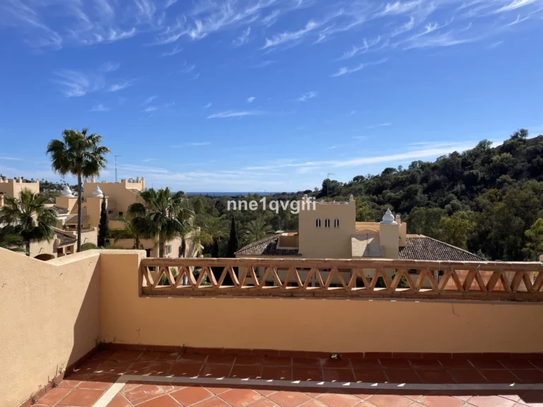R4236274 | Middle Floor Apartment in Elviria – € 375,000 – 3 beds, 3 baths