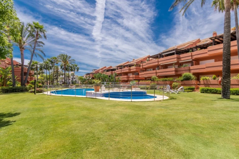 R236198 | Penthouse in Puerto Banús – € 850,000 – 3 beds, 3 baths