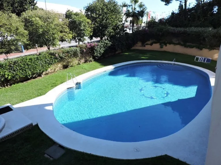 R2835506 | Middle Floor Apartment in Nueva Andalucía – € 450,000 – 4 beds, 2 baths