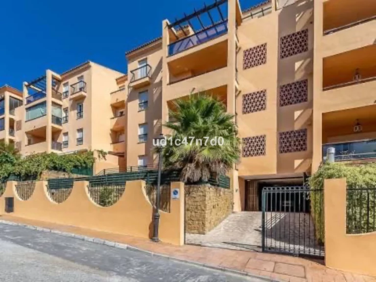 R4163845 | Middle Floor Apartment in Marbella – € 450,000 – 3 beds, 2 baths