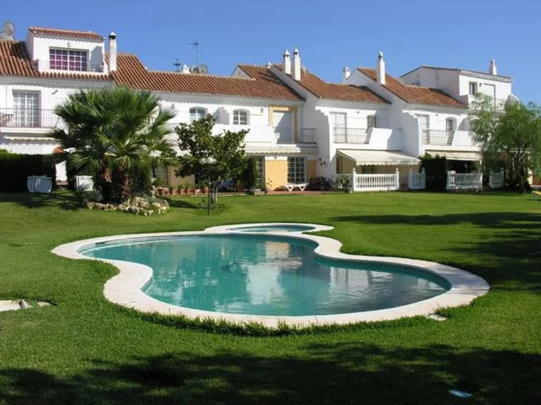 R142077 | Townhouse in Estepona – € 370,000 – 3 beds, 2.5 baths