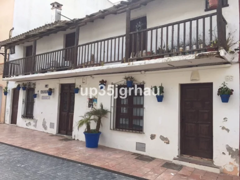 R3183703 | Townhouse in Estepona – € 550,000 – 4 beds, 1 baths