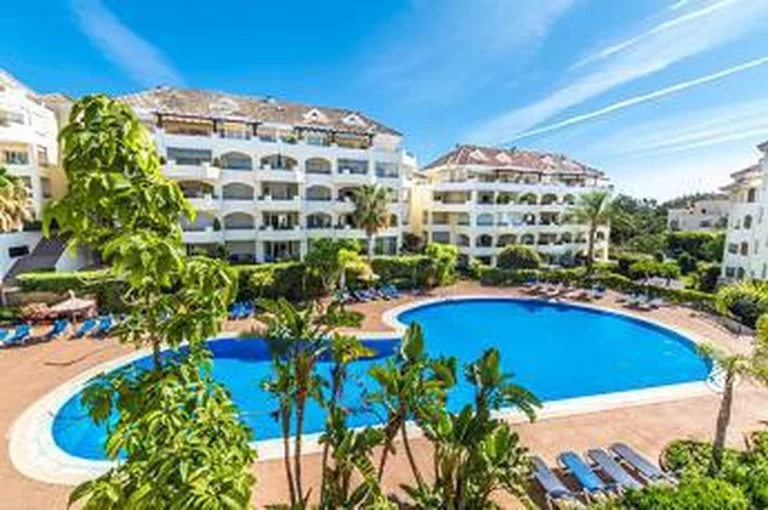 R3461584 | Middle Floor Apartment in Elviria – € 650,000 – 3 beds, 3 baths