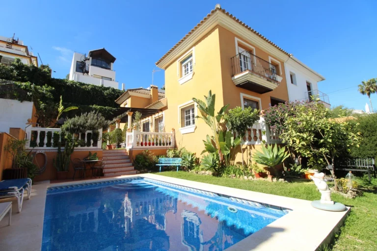 R4209727 | Semi-Detached House in Nueva Andalucía – € 875,000 – 3 beds, 3 baths