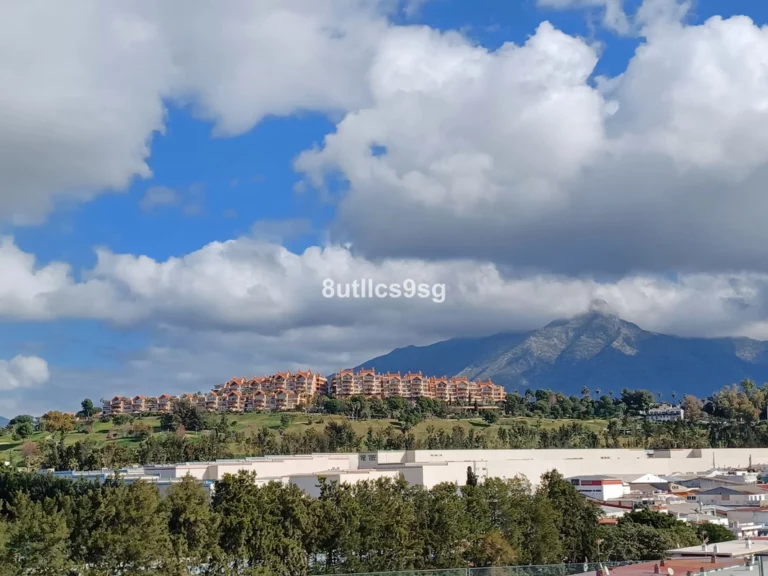 R4188355 | Middle Floor Apartment in Nueva Andalucía – € 299,500 – 2 beds, 2 baths