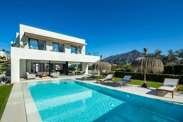 CE5B1-B5 | Spacious executive home 310m² prime Marbella location sun terrace