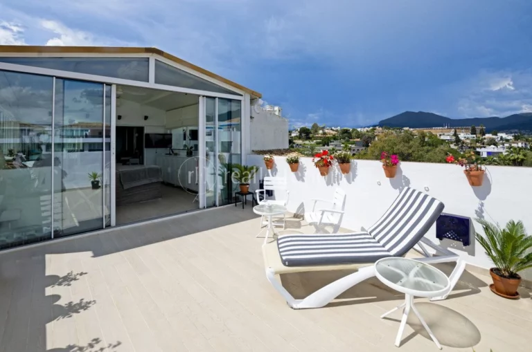 963-00156P | Penthouse in Marbella – Puerto Banus – € 1,197,000 – 3 beds, 3 baths