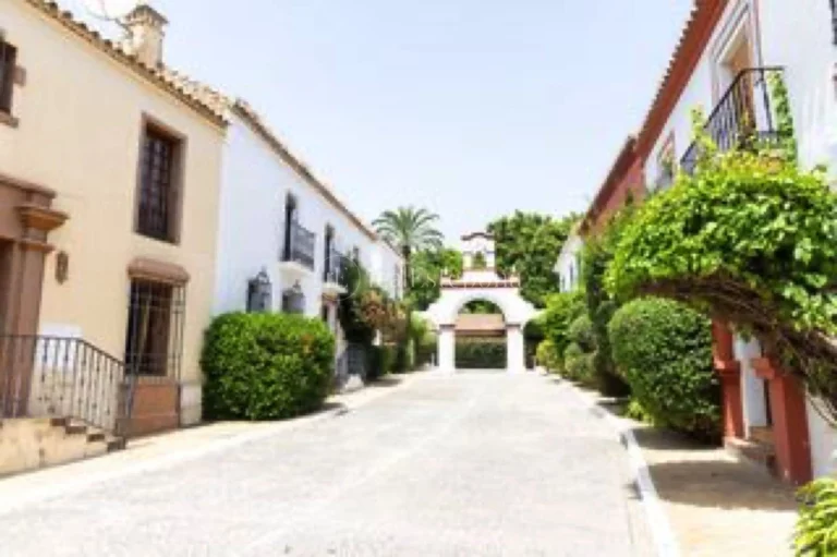 300-01667P | Town House in San Pedro de Alcantara – € 650,000 – 3 beds, 4 baths