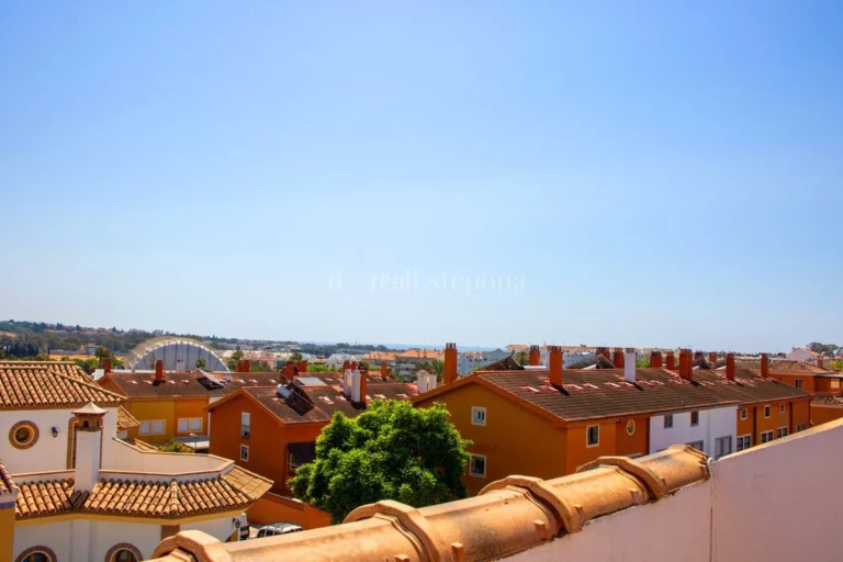 300-01842P | Duplex Penthouse in San Pedro de Alcantara – € 420,000 – 4 beds, 2 baths