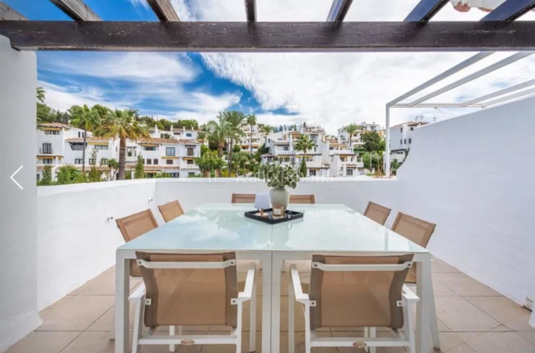 300-01767P | Duplex Penthouse in Nueva Andalucia – € 615,000 – 2 beds, 2 baths