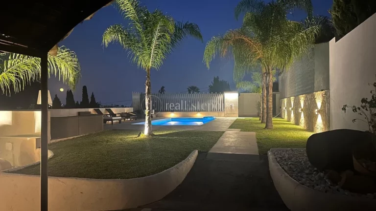300-01837P | House in San Pedro de Alcantara – € 1,550,000 – 2 beds, 1 baths