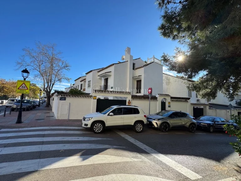 300-01803P | Semi Detached House in Marbella – € 1,050,000 – 4 beds, 4 baths