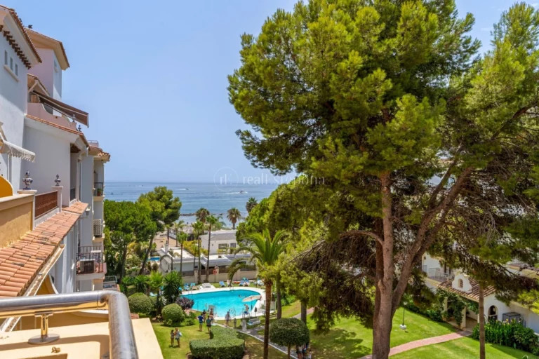361-11498P | Duplex Penthouse in Marbella – Puerto Banus – € 2,200,000 – 3 beds, 3 baths