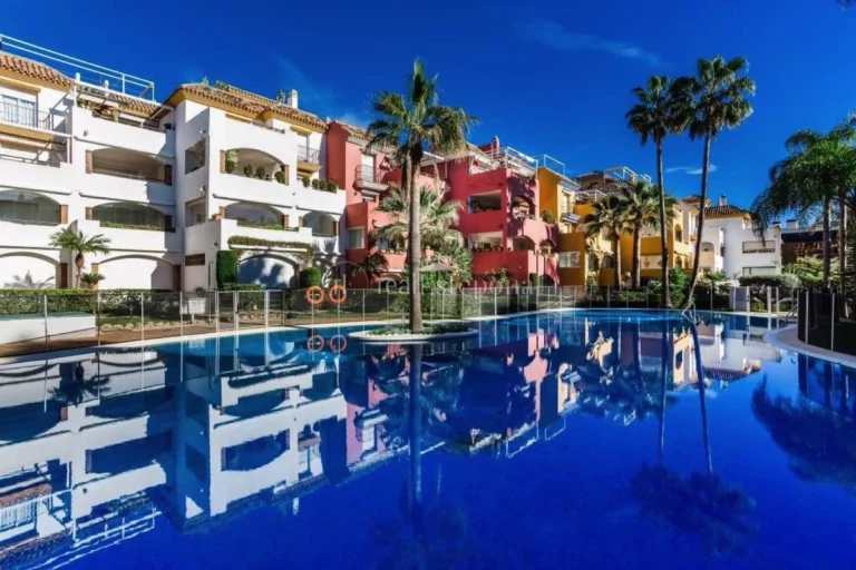 300-01902P | Duplex in Marbella Golden Mile – € 925,000 – 3 beds, 2 baths