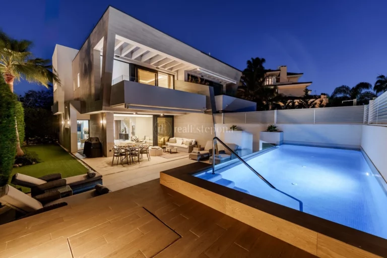 361-12823P | Semi Detached House in Marbella – Puerto Banus – € 2,585,000 – 5 beds, 4 baths