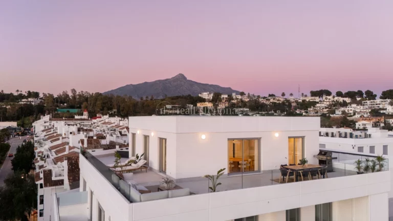 145550 | Penthouse in Nueva Andalucia – € 995,000 – 4 beds, 2 baths