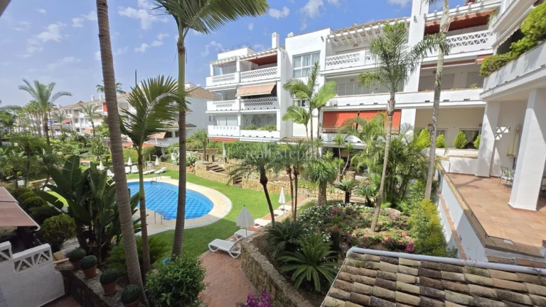 6185 | Apartment in Marbella Golden Mile – € 950,000 – 2 beds, 2 baths